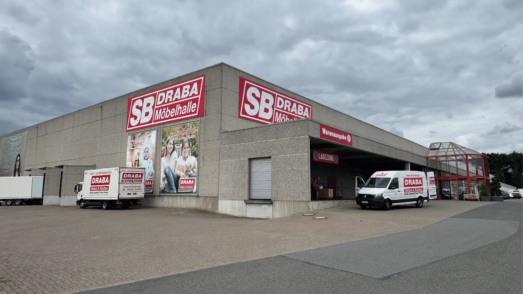 SB DRABA Möbelhalle mit Lieferfahrzeugen, Warenausgabe, Ladezone und Glasanbau